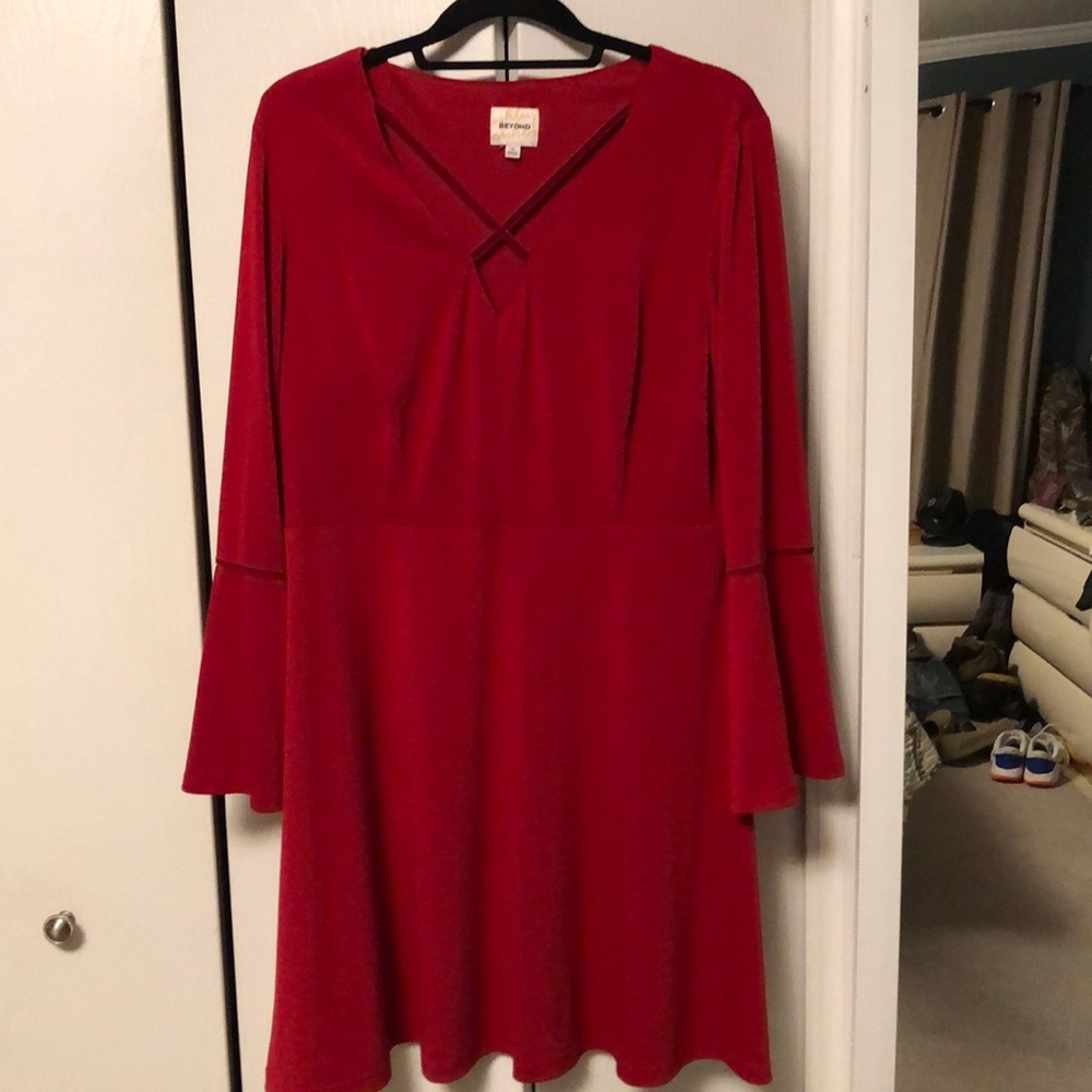 Beautiful red dress - Picture 2 of 6